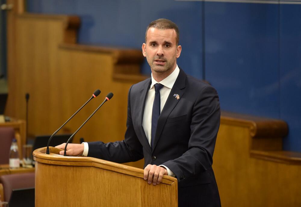 <p>Premijer Milojko Spajić odgovarao je na pitanja poslanika, na posebnoj sjednici Skupštine posvećenoj Premijerskom satu</p>