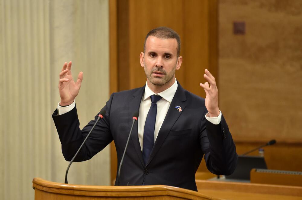 <p>Premijer Milojko Spajić odgovarao je na pitanja poslanika, na posebnoj sjednici Skupštine posvećenoj Premijerskom satu</p>