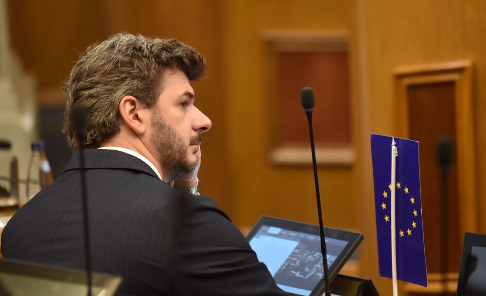 <p>Premijer Milojko Spajić odgovarao je na pitanja poslanika, na posebnoj sjednici Skupštine posvećenoj Premijerskom satu</p>