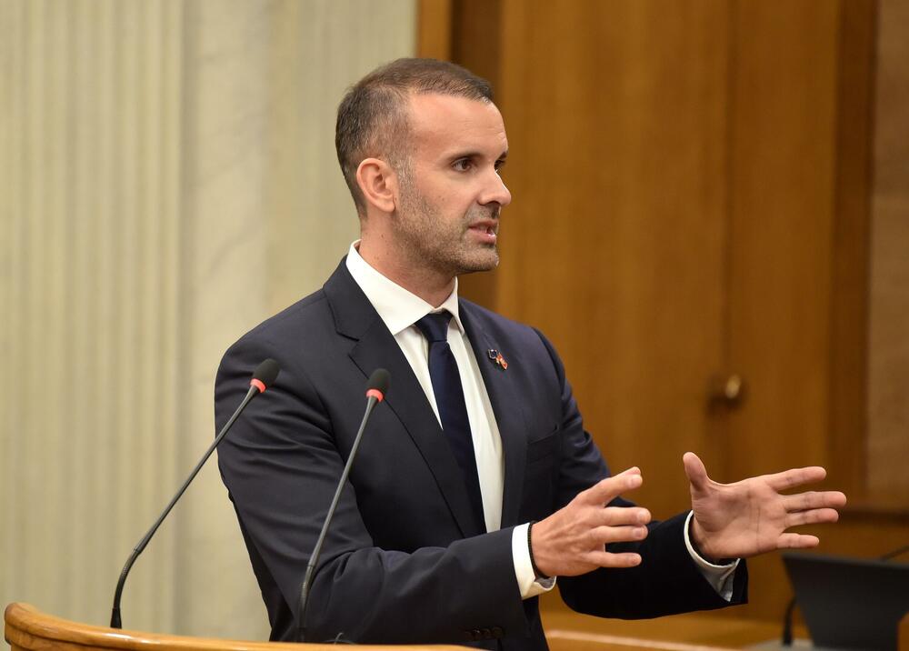 <p>Premijer Milojko Spajić odgovarao je na pitanja poslanika, na posebnoj sjednici Skupštine posvećenoj Premijerskom satu</p>