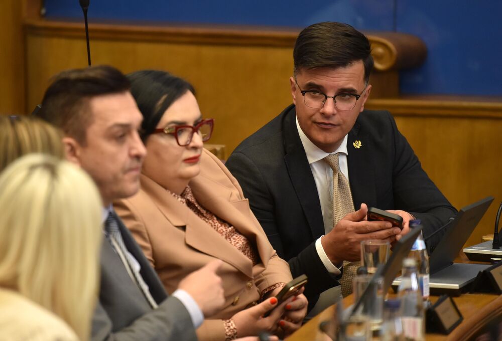 <p>Premijer Milojko Spajić odgovarao je na pitanja poslanika, na posebnoj sjednici Skupštine posvećenoj Premijerskom satu</p>