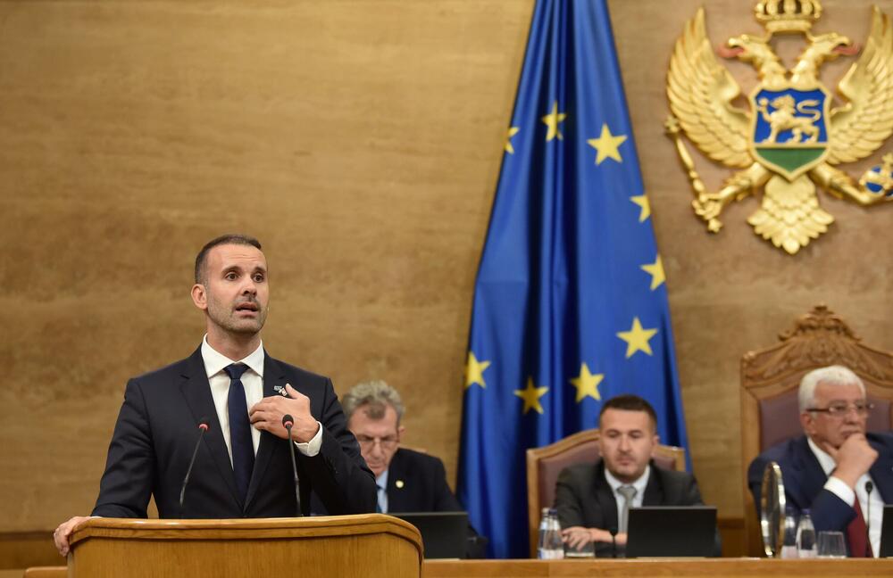 <p>Premijer Milojko Spajić odgovarao je na pitanja poslanika, na posebnoj sjednici Skupštine posvećenoj Premijerskom satu</p>