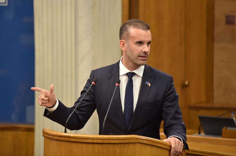 <p>Premijer Milojko Spajić odgovarao je na pitanja poslanika, na posebnoj sjednici Skupštine posvećenoj Premijerskom satu</p>