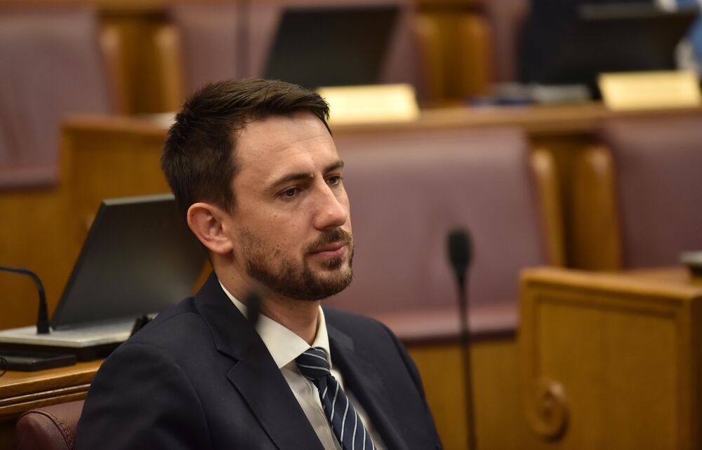 <p>Premijer Milojko Spajić odgovarao je na pitanja poslanika, na posebnoj sjednici Skupštine posvećenoj Premijerskom satu</p>