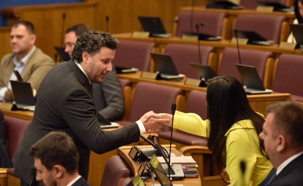<p>Premijer Milojko Spajić odgovarao je na pitanja poslanika, na posebnoj sjednici Skupštine posvećenoj Premijerskom satu</p>
