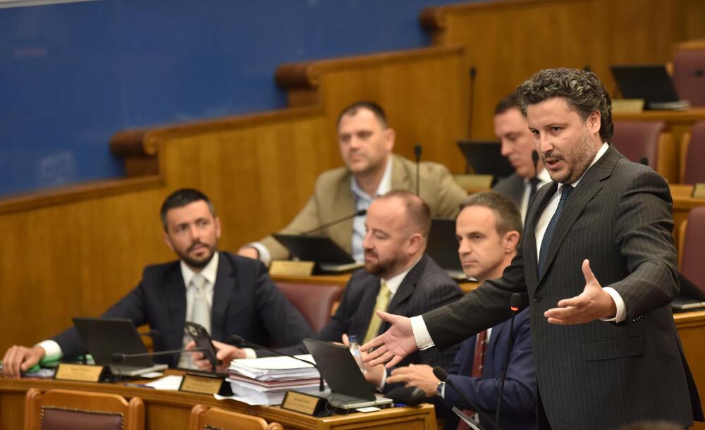 <p>Premijer Milojko Spajić odgovarao je na pitanja poslanika, na posebnoj sjednici Skupštine posvećenoj Premijerskom satu</p>