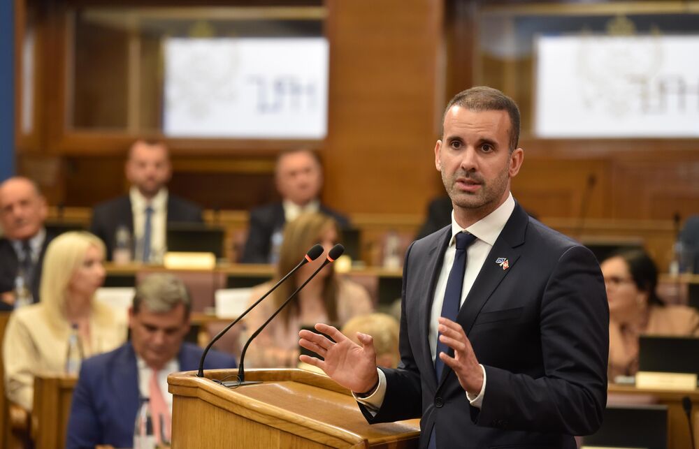 <p>Premijer Milojko Spajić odgovarao je na pitanja poslanika, na posebnoj sjednici Skupštine posvećenoj Premijerskom satu</p>