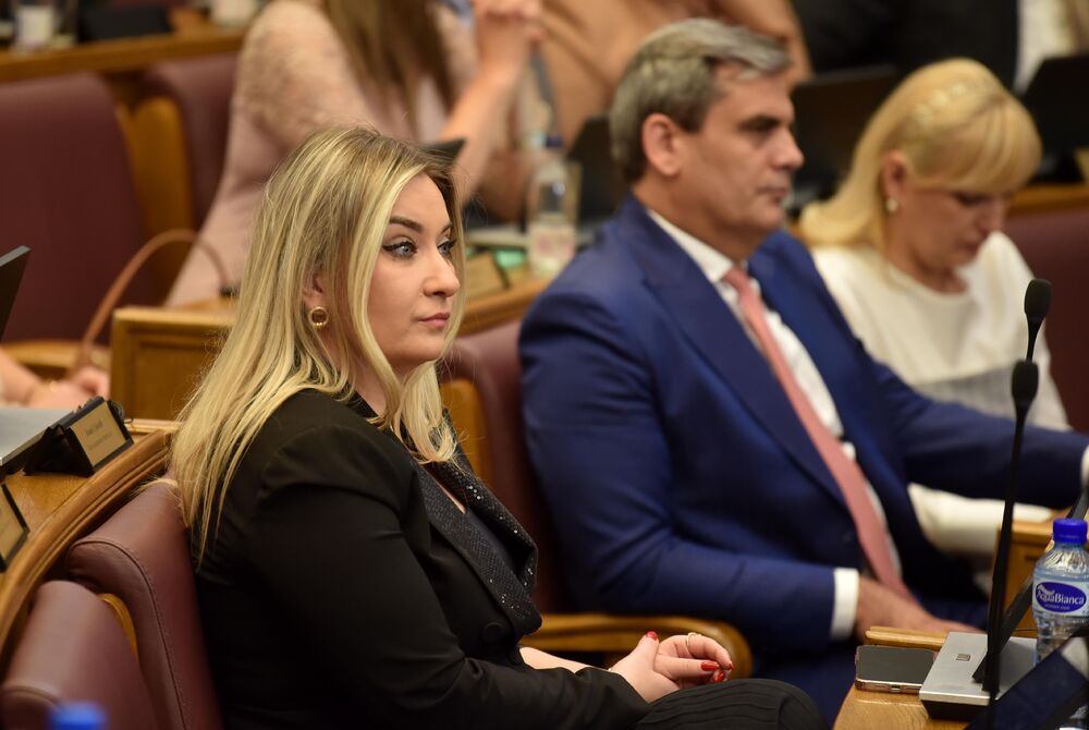 <p>Premijer Milojko Spajić odgovarao je na pitanja poslanika, na posebnoj sjednici Skupštine posvećenoj Premijerskom satu</p>