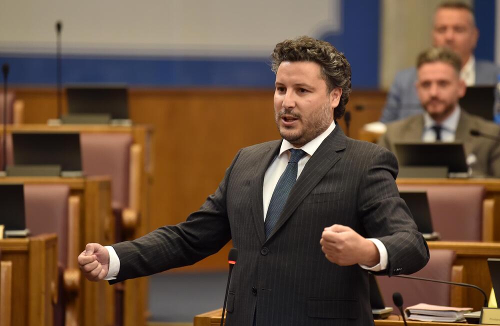 <p>Premijer Milojko Spajić odgovarao je na pitanja poslanika, na posebnoj sjednici Skupštine posvećenoj Premijerskom satu</p>