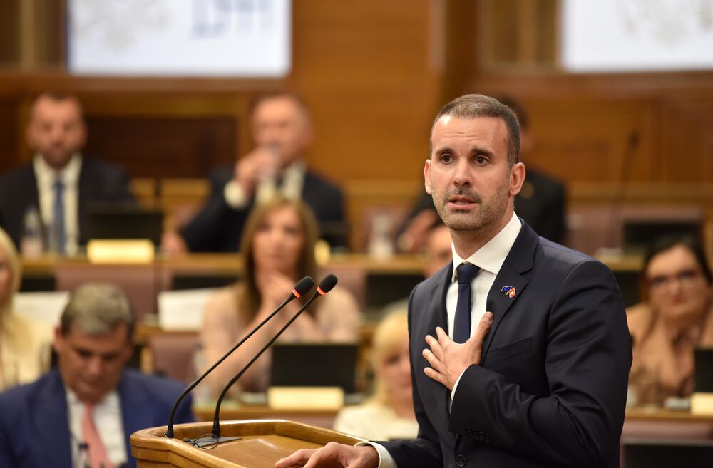 <p>Premijer Milojko Spajić odgovarao je na pitanja poslanika, na posebnoj sjednici Skupštine posvećenoj Premijerskom satu</p>