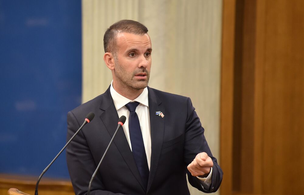 <p>Premijer Milojko Spajić odgovarao je na pitanja poslanika, na posebnoj sjednici Skupštine posvećenoj Premijerskom satu</p>