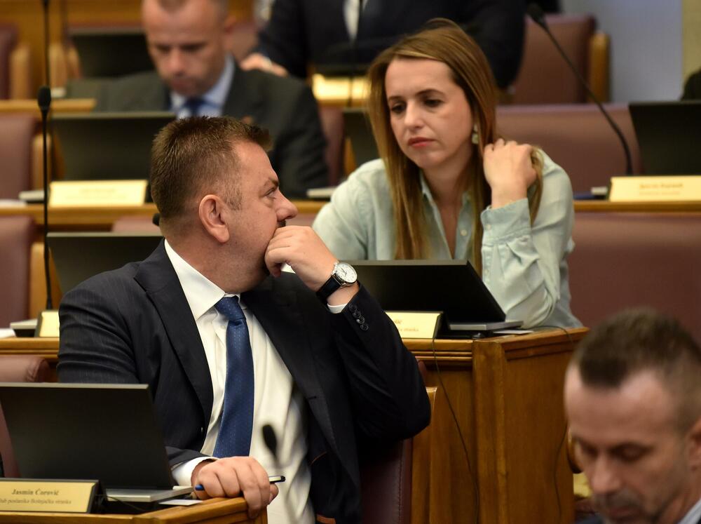 <p>Premijer Milojko Spajić odgovarao je na pitanja poslanika, na posebnoj sjednici Skupštine posvećenoj Premijerskom satu</p>