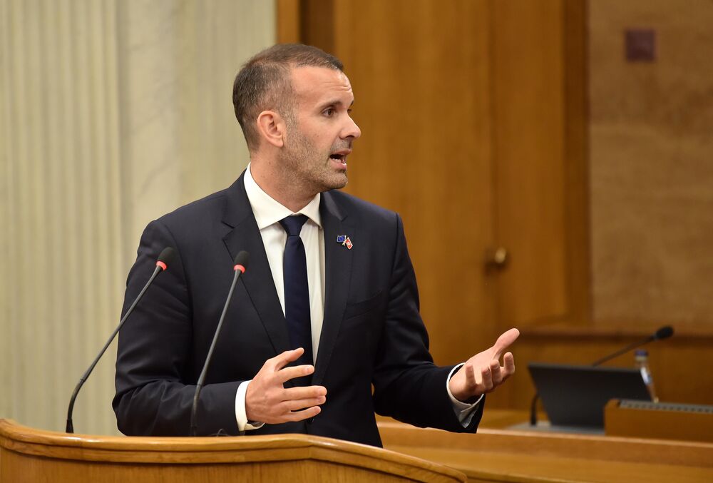 <p>Premijer Milojko Spajić odgovarao je na pitanja poslanika, na posebnoj sjednici Skupštine posvećenoj Premijerskom satu</p>