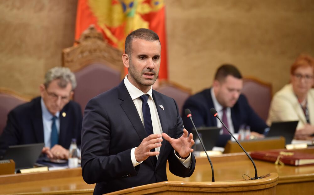 <p>Premijer Milojko Spajić odgovarao je na pitanja poslanika, na posebnoj sjednici Skupštine posvećenoj Premijerskom satu</p>