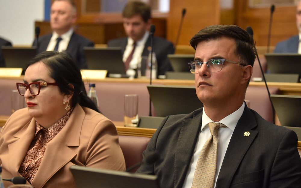 <p>Premijer Milojko Spajić odgovarao je na pitanja poslanika, na posebnoj sjednici Skupštine posvećenoj Premijerskom satu</p>