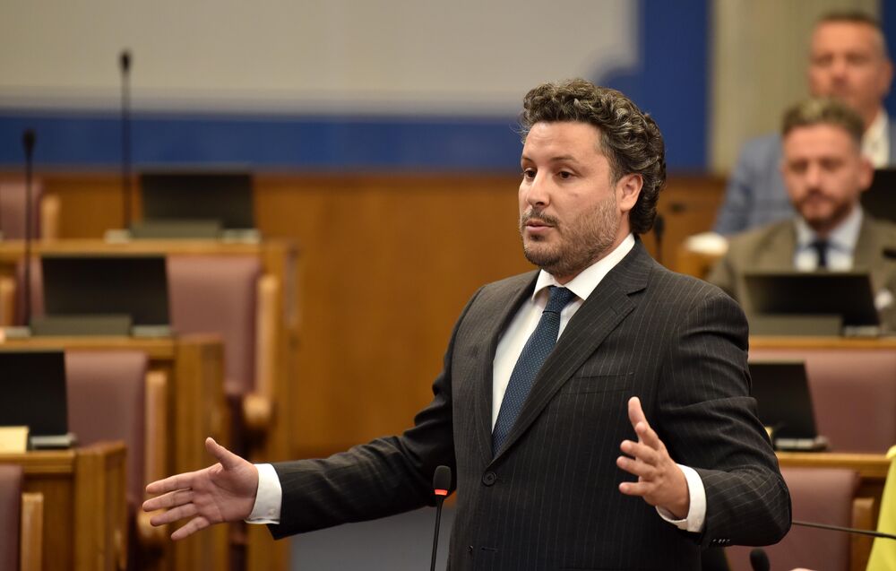<p>Premijer Milojko Spajić odgovarao je na pitanja poslanika, na posebnoj sjednici Skupštine posvećenoj Premijerskom satu</p>