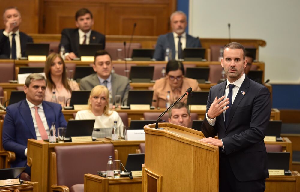 <p>Premijer Milojko Spajić odgovarao je na pitanja poslanika, na posebnoj sjednici Skupštine posvećenoj Premijerskom satu</p>