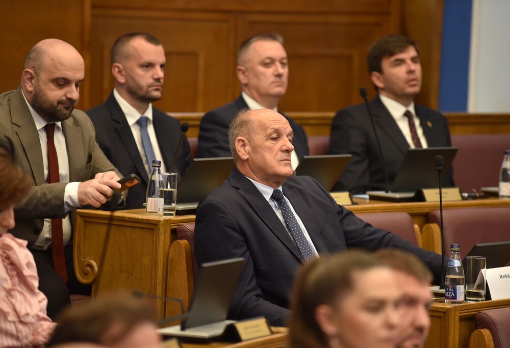 <p>Premijer Milojko Spajić odgovarao je na pitanja poslanika, na posebnoj sjednici Skupštine posvećenoj Premijerskom satu</p>