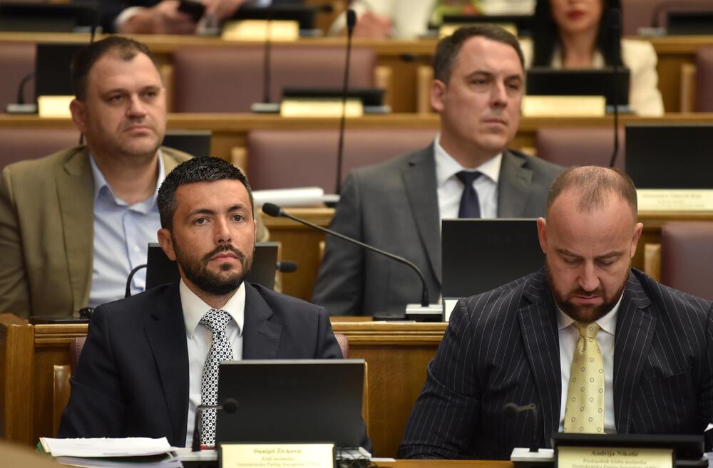 <p>Premijer Milojko Spajić odgovarao je na pitanja poslanika, na posebnoj sjednici Skupštine posvećenoj Premijerskom satu</p>