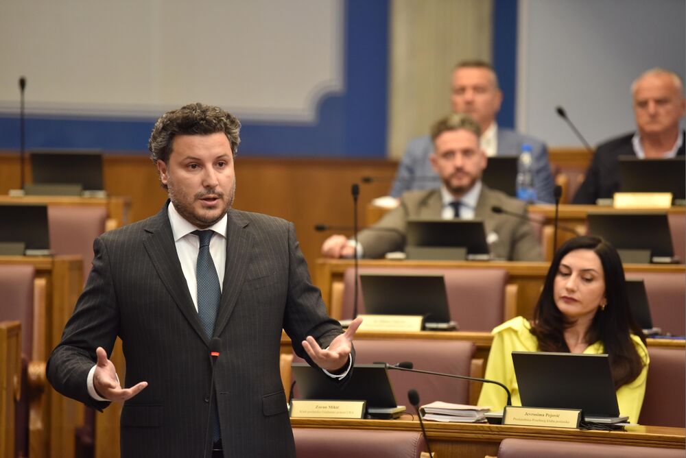 <p>Premijer Milojko Spajić odgovarao je na pitanja poslanika, na posebnoj sjednici Skupštine posvećenoj Premijerskom satu</p>