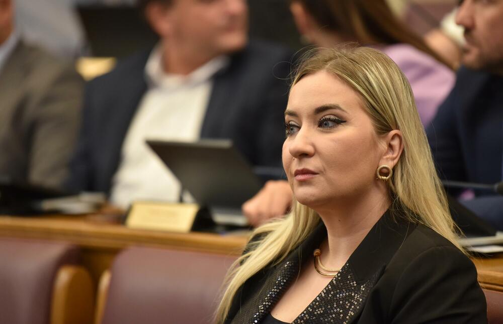 <p>Premijer Milojko Spajić odgovarao je na pitanja poslanika, na posebnoj sjednici Skupštine posvećenoj Premijerskom satu</p>
