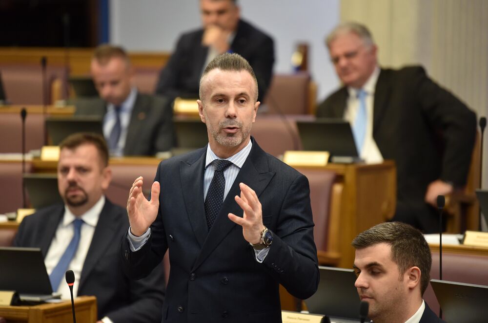 <p>Premijer Milojko Spajić odgovarao je na pitanja poslanika, na posebnoj sjednici Skupštine posvećenoj Premijerskom satu</p>