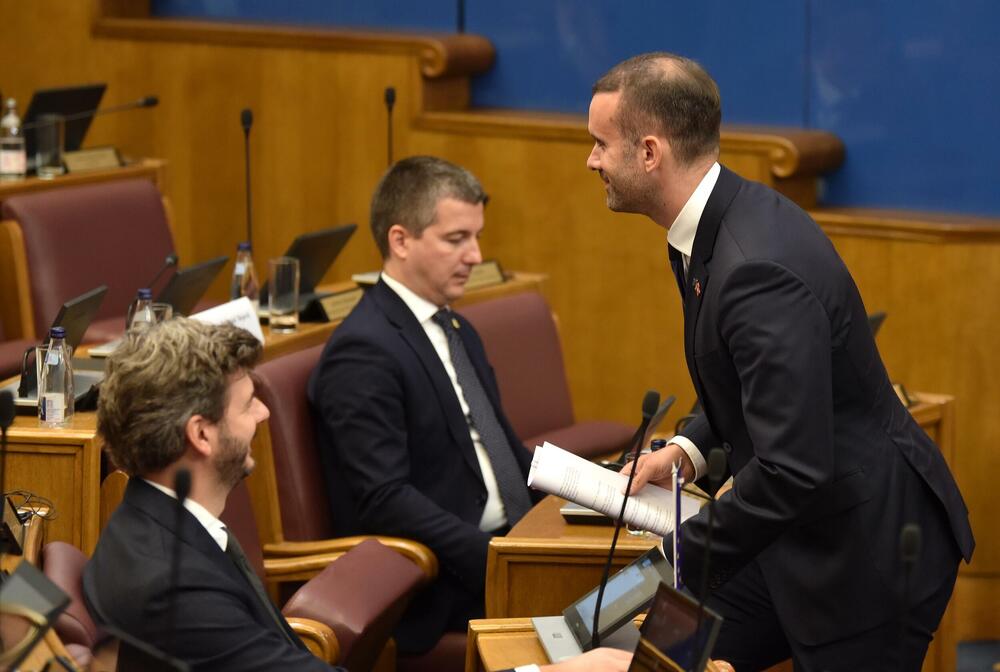 <p>Premijer Milojko Spajić odgovarao je na pitanja poslanika, na posebnoj sjednici Skupštine posvećenoj Premijerskom satu</p>