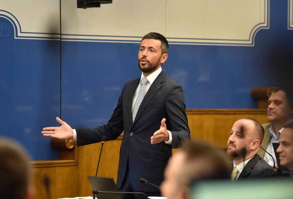 <p>Premijer Milojko Spajić odgovarao je na pitanja poslanika, na posebnoj sjednici Skupštine posvećenoj Premijerskom satu</p>