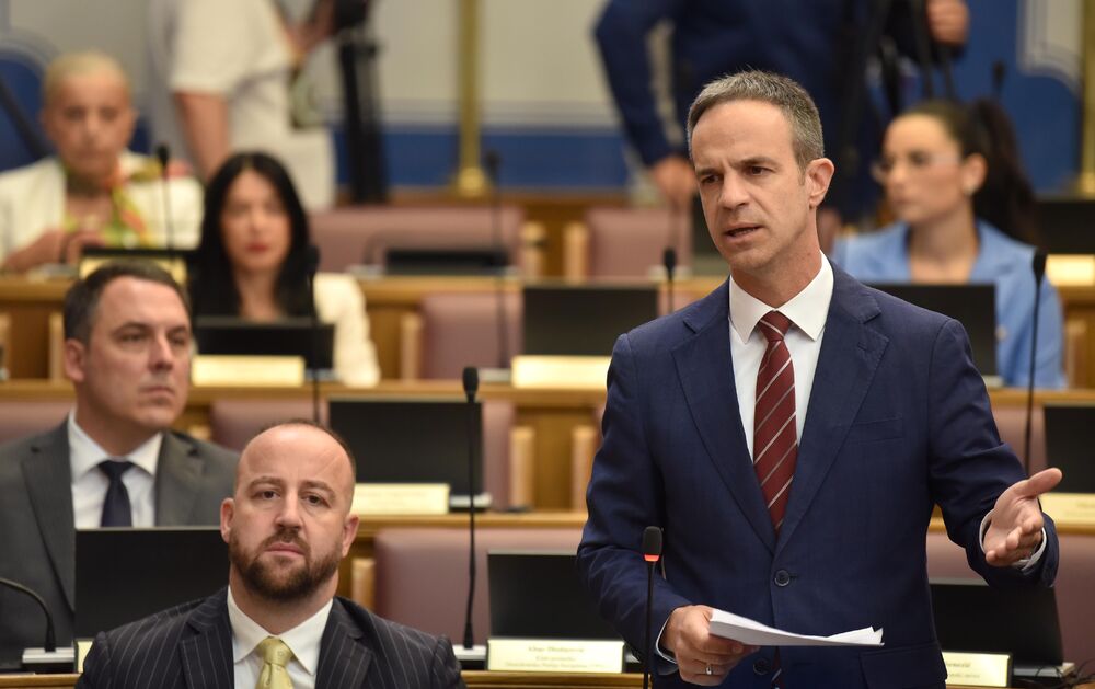<p>Premijer Milojko Spajić odgovarao je na pitanja poslanika, na posebnoj sjednici Skupštine posvećenoj Premijerskom satu</p>
