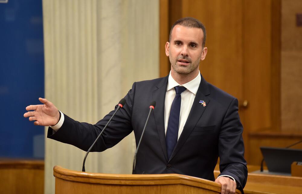 <p>Premijer Milojko Spajić odgovarao je na pitanja poslanika, na posebnoj sjednici Skupštine posvećenoj Premijerskom satu</p>