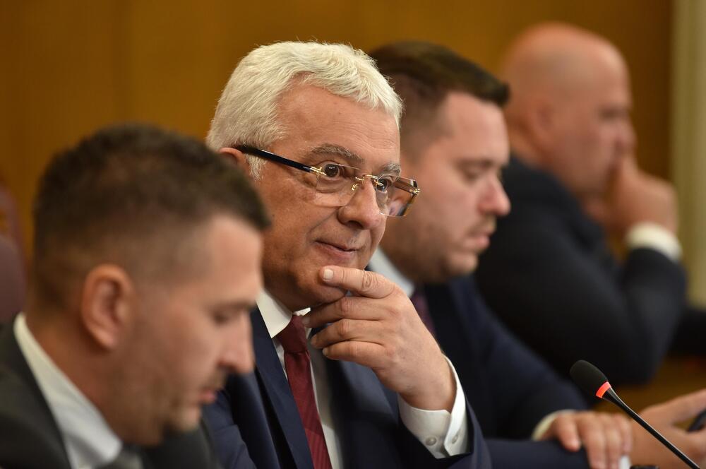 <p>Premijer Milojko Spajić odgovarao je na pitanja poslanika, na posebnoj sjednici Skupštine posvećenoj Premijerskom satu</p>