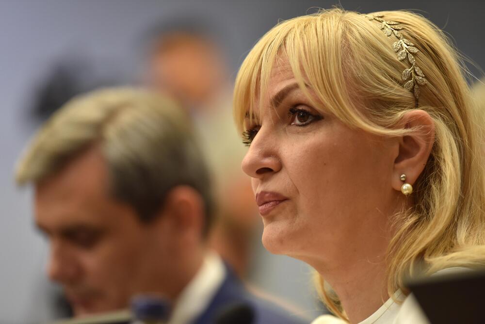 <p>Premijer Milojko Spajić odgovarao je na pitanja poslanika, na posebnoj sjednici Skupštine posvećenoj Premijerskom satu</p>