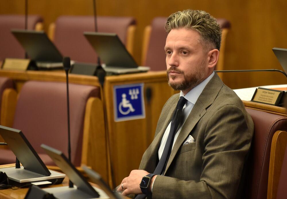<p>Premijer Milojko Spajić odgovarao je na pitanja poslanika, na posebnoj sjednici Skupštine posvećenoj Premijerskom satu</p>