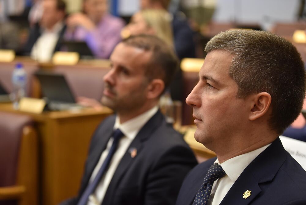 <p>Premijer Milojko Spajić odgovarao je na pitanja poslanika, na posebnoj sjednici Skupštine posvećenoj Premijerskom satu</p>