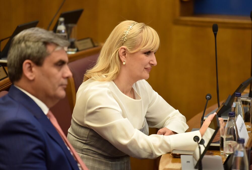 <p>Premijer Milojko Spajić odgovarao je na pitanja poslanika, na posebnoj sjednici Skupštine posvećenoj Premijerskom satu</p>