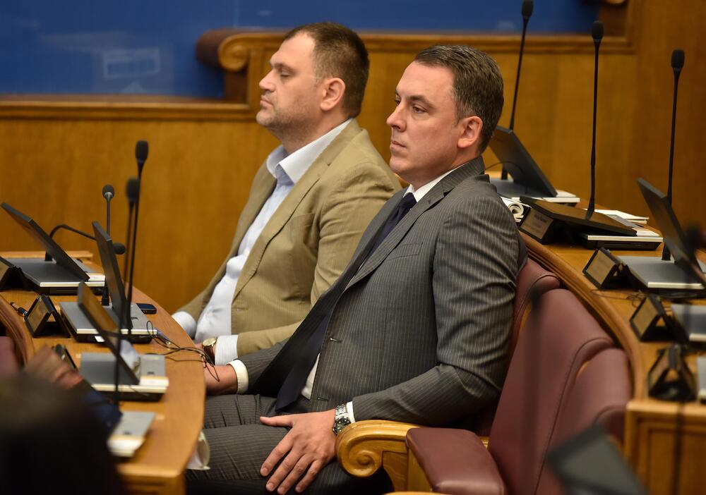 <p>Premijer Milojko Spajić odgovarao je na pitanja poslanika, na posebnoj sjednici Skupštine posvećenoj Premijerskom satu</p>