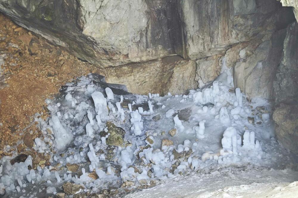 Detalj iz Ledene pećine na Durmitoru snimljen 11. jula, Foto: Rade Šarović