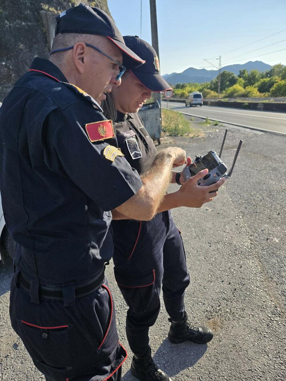 <p>Iz policije kažu da će se pojačan nadzor saobraćaja na putevima nastaviti u narednom periodu uz korišćenje dronova, sistema video &ndash; nadzora i drugih savremenih tehničkih sredstava, sa ciljem efikasnijeg otkrivanja i sankcionisanja najtežih saobraćajnih prekršaja i unapređenja bezbjednosti svih učesnika u saobraćaju</p>