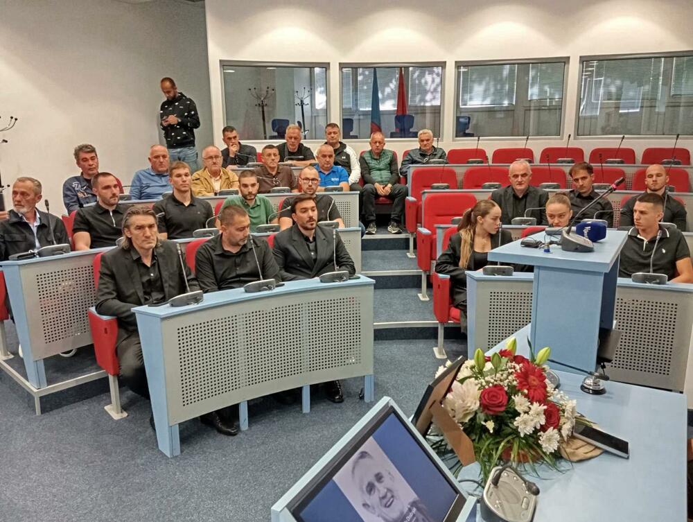 <p>Od Branislava Boda Drobnjaka su se oprostili članovi porodice, nekadašnji saigrači, sportski radnici i prijatelji</p>