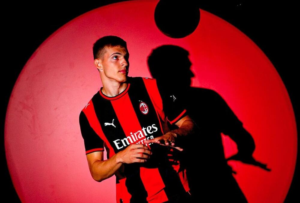 Kostić se predstavio navijačima Milana: "Oduvijek sam sanjao o...
