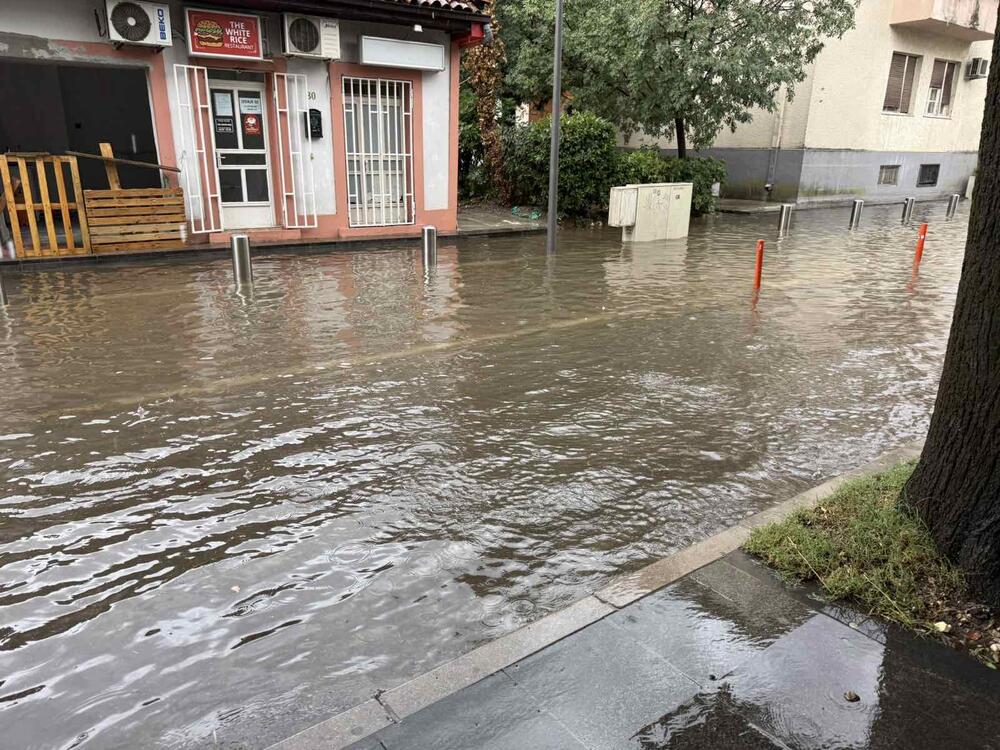 Nevrijeme u Podgorici, poplavile ulice
