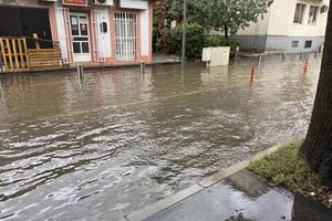 Ulice u Podgorici poplavile zbog nevremena, ekipe Službe zaštite i...