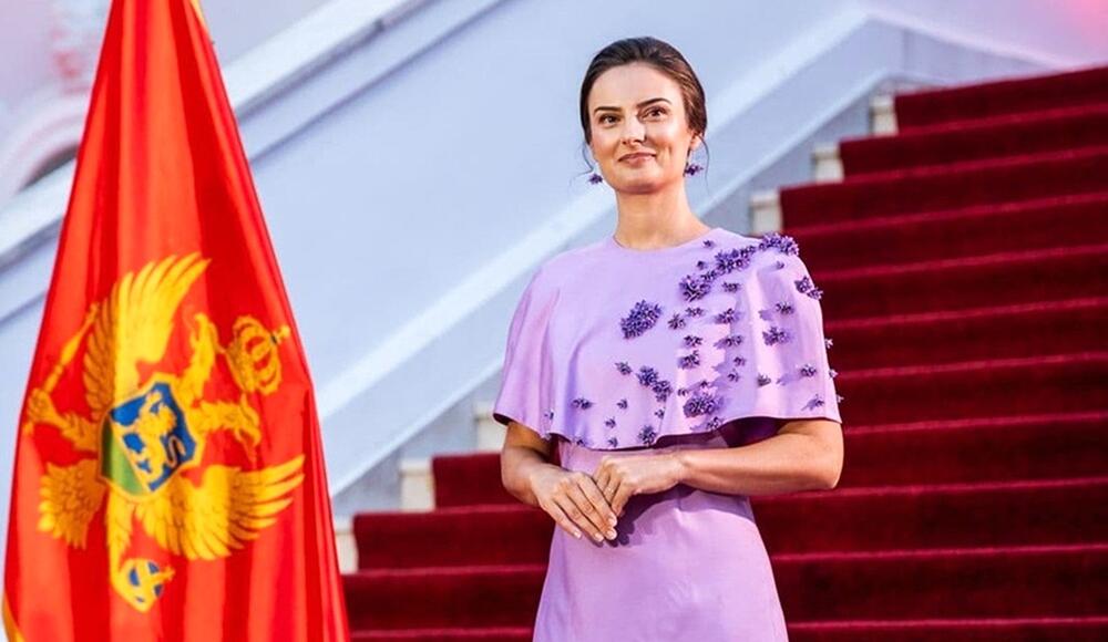 Milena Milatović u kreaciji Marine Banović