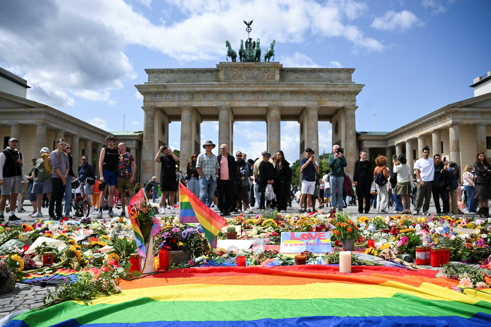 Improvizovano spomen-obilježje kod Brandenburške kapije nakon napada, Foto: Rojters