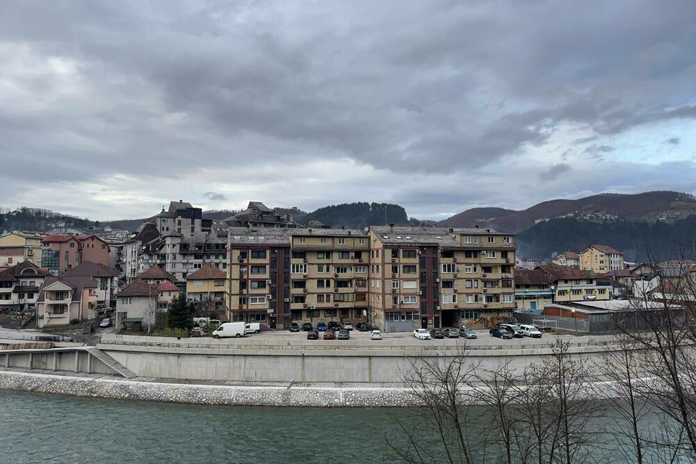 Zgrade pored šetališta, Foto: Jadranka Ćetković