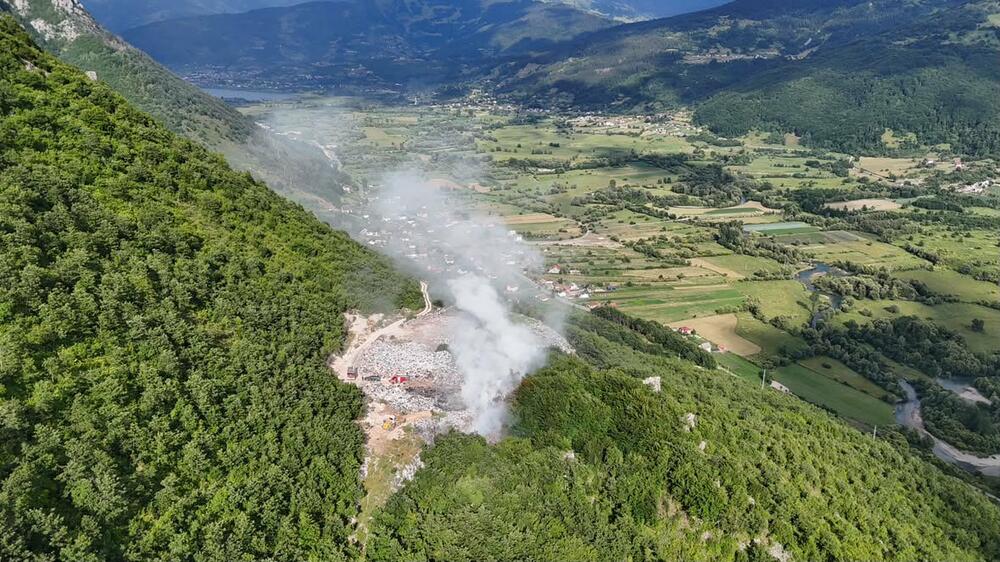 <p>Stanovnici kuća u blizini deponije tvrde da im je zbog toga nemoguće svakodnevno funkcionisanje i da su zabrinuti za svoje i zdravlje svoje djece</p>