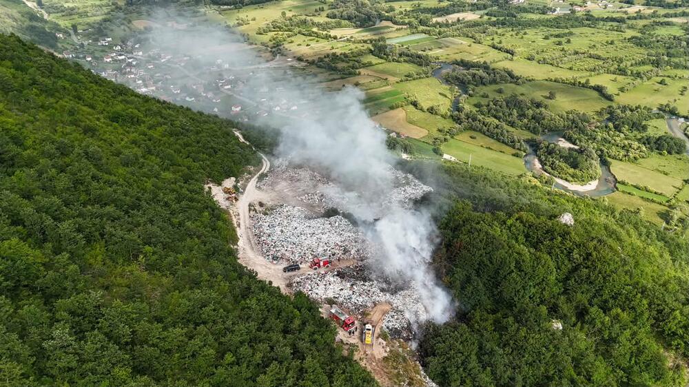 <p>Stanovnici kuća u blizini deponije tvrde da im je zbog toga nemoguće svakodnevno funkcionisanje i da su zabrinuti za svoje i zdravlje svoje djece</p>