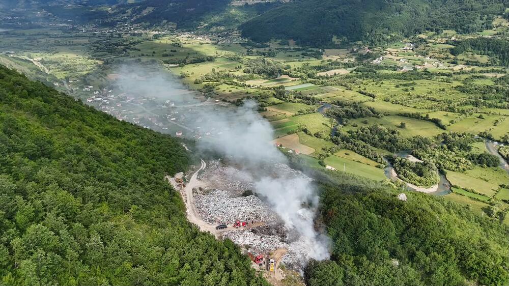 <p>Stanovnici kuća u blizini deponije tvrde da im je zbog toga nemoguće svakodnevno funkcionisanje i da su zabrinuti za svoje i zdravlje svoje djece</p>