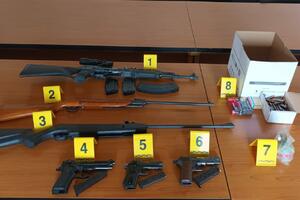 Oduzeti pištolji, puške, ručna šok bomba, više od 400 metaka:...