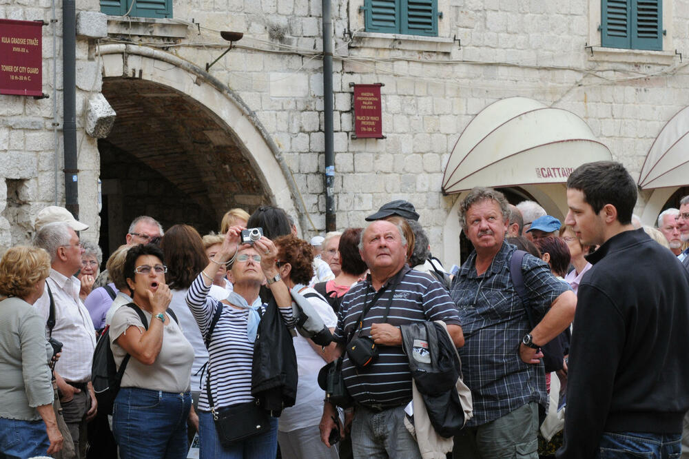 Grupa turista sa vodičem ispred ulaza u stari grad Kotor, Foto: Savo Prelević